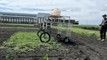 Нового бюджетного агроробота AgriCruiser для борьбы с сорняками разработали в США